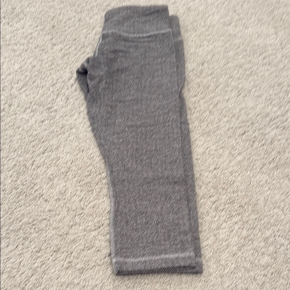 Lululemon grey and black capris